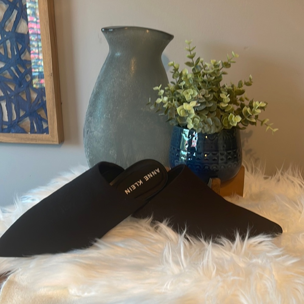 Anne Klein size 5.5 black mule
